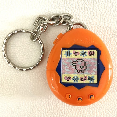 Tamagotchi イエロー キーチェーン付き Tamagotchi イエロー キーチェーン付き Amazon | [バンダイ