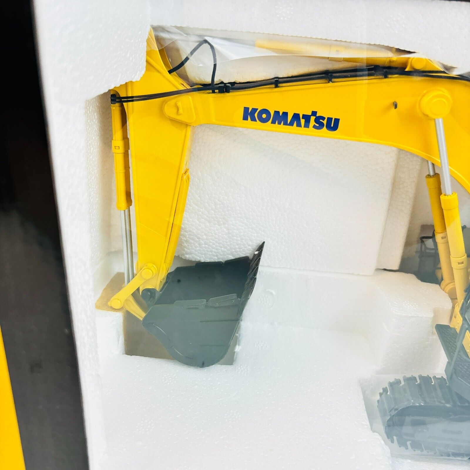 Kyosho Hydraulic Excavator PC1250-8 High Grade Version 1/50 Kyosho Hydraulic Excavator PC1250-8 High Grade Version 1/50