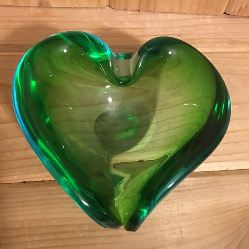 ASHTRAY BOWL VINTAGE GREEN COLOURED HEART SHAPED ART GLASS