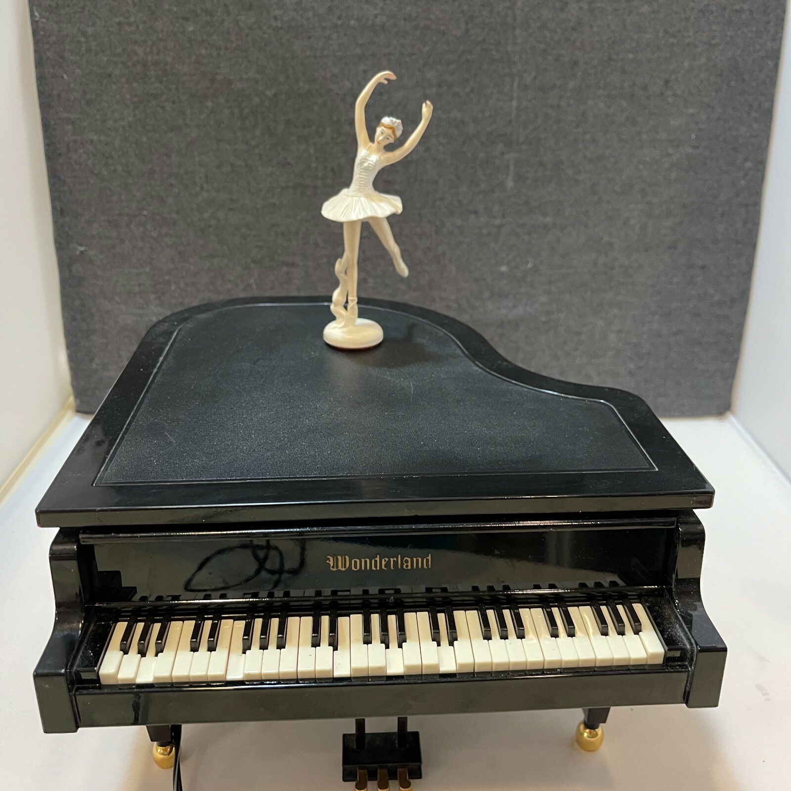 Wonderland ミニチュアピアノ バレリーナ付き Wonderland Classical Piano With Dancing Prima Ballerina