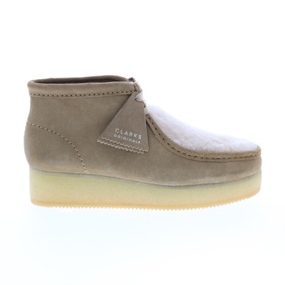 Женские коричневые замшевые ботинки на шнуровке Clarks Wallabee Wedge 26163281 Chukkas 9.5