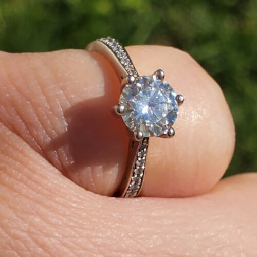 18K AU 750 WHITE GOLD MOISSANITE 1.00 CT & DIAMOND CHIPS