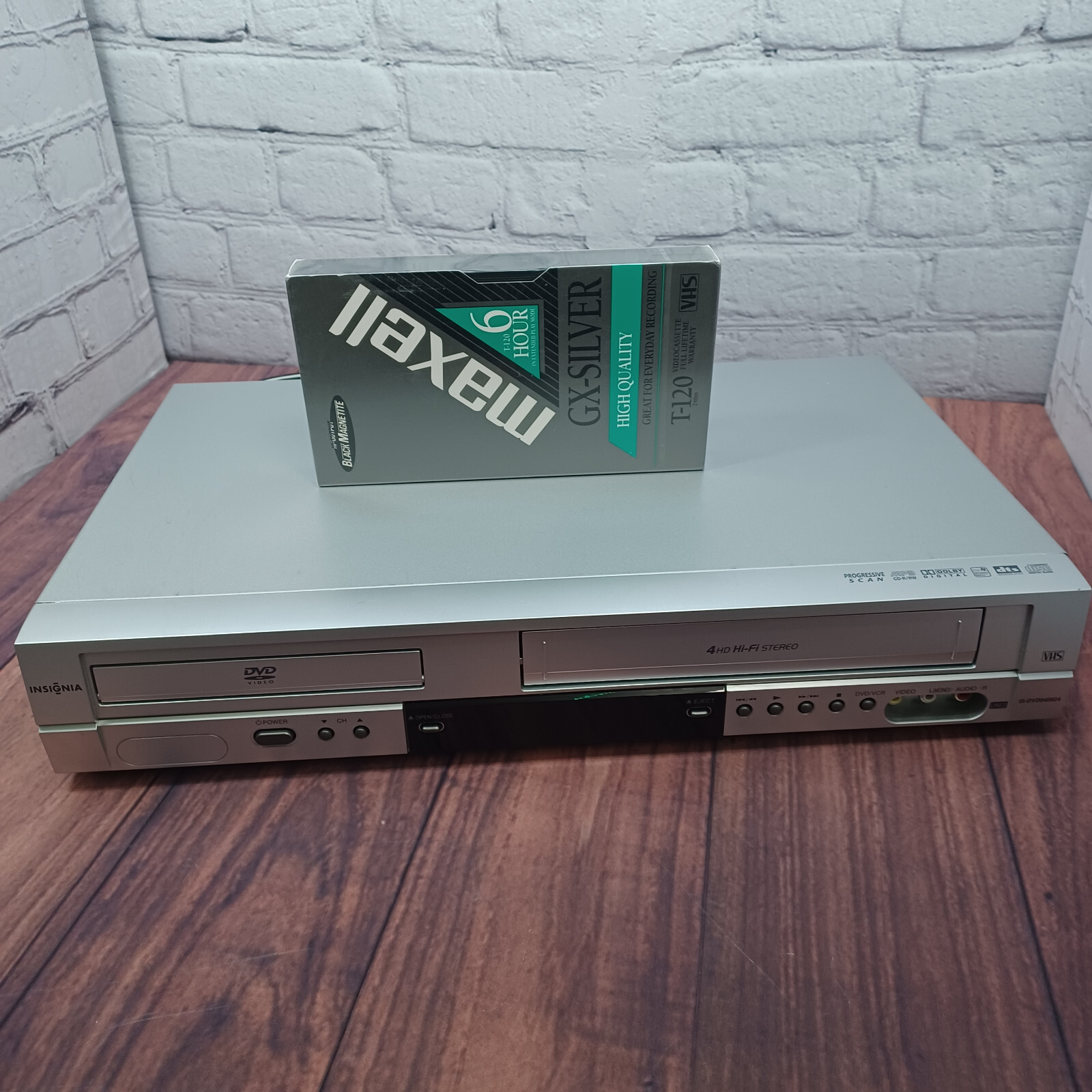 Insignia DVDVCR Combo ISDVD040924 Cassette Recorder + New Blank Tape