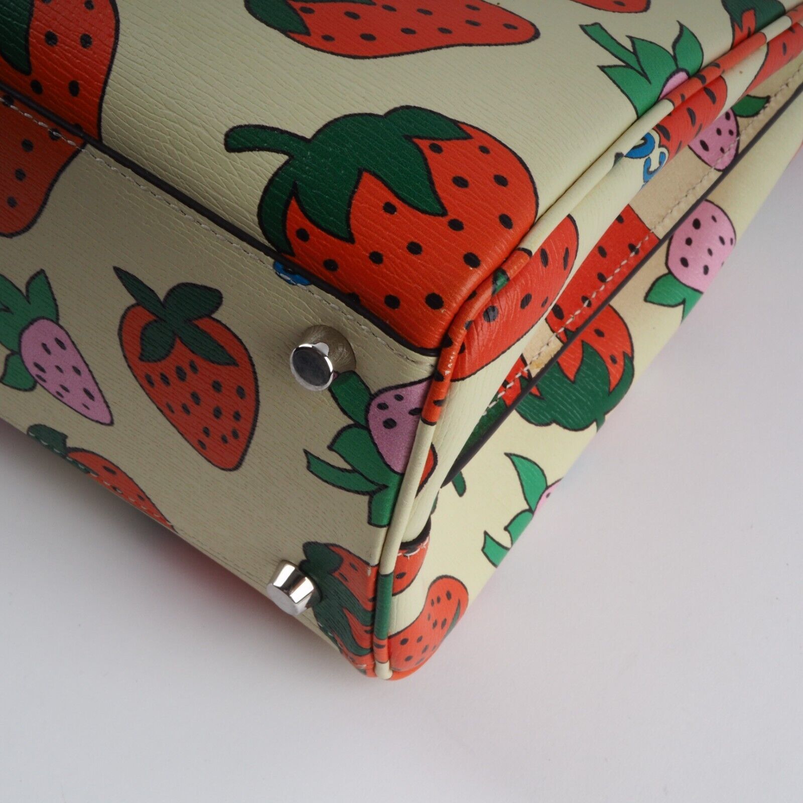 GUCCI Zumi Top Handle Medium Strawberry Print Limited 564714 GUCCI Zumi Top Handle Medium Strawberry Print Limited 564714