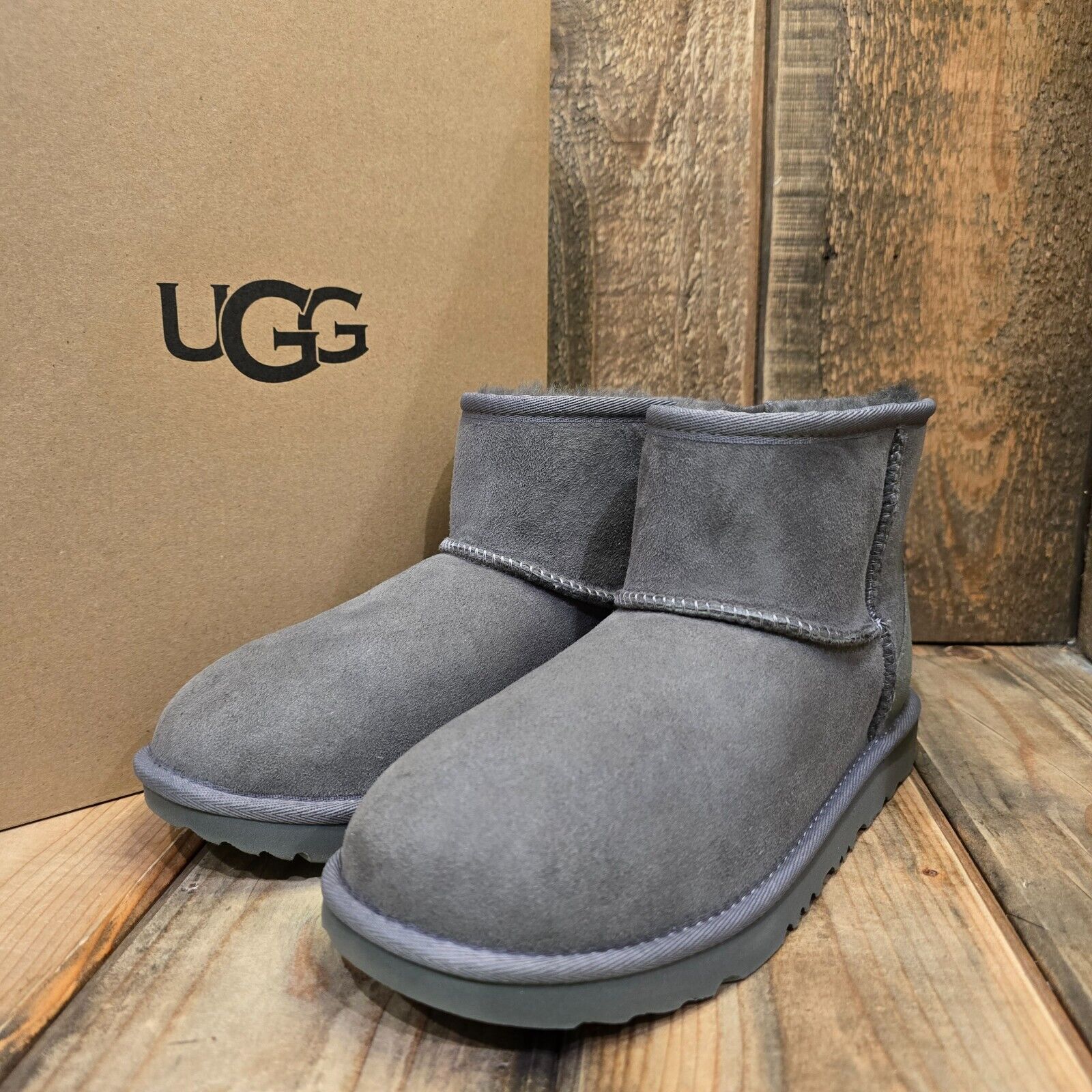 UGG CLASSIC MINI II BOOT GREY SUEDE SHEARLING SIZE US 5 KIDS = WOMENS US 7 UGG CLASSIC MINI II BOOT GREY SUEDE SHEARLING SIZE US 5 KIDS = WOMENS US 7