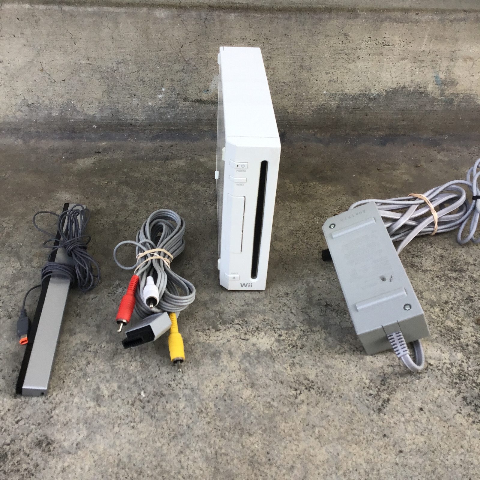 Nintendo Switch Nintendo Wii RVL-S-WD Nintendo Wii White Console RVL-001 with Sensor Bar & Cables