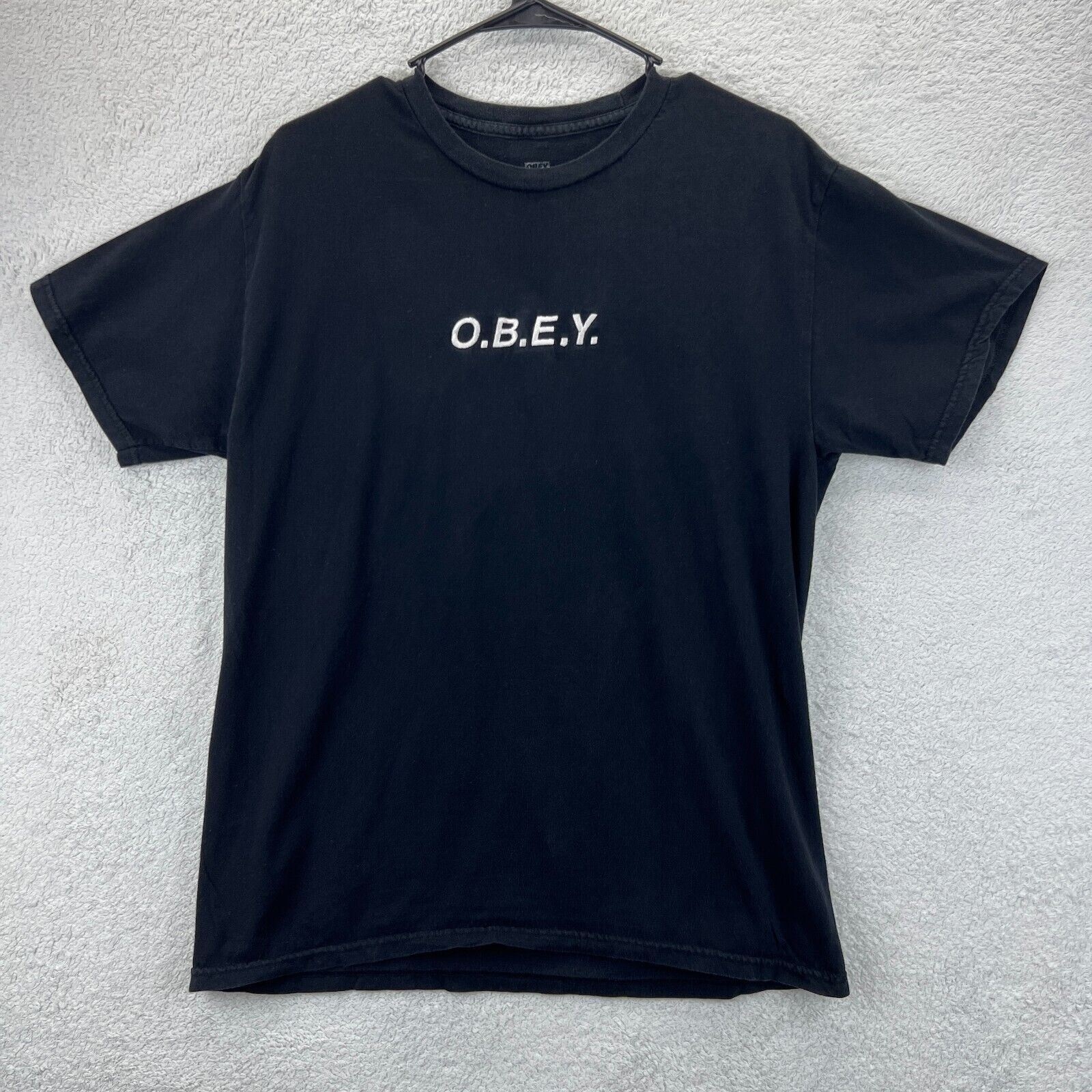 Tシャツ・カットソー OBEY SS25 T-SHIRT CON LOGO (131080365 BLACK) OBEY Men's Black Short Sleeve Embroidered Logo Cotton Shirt