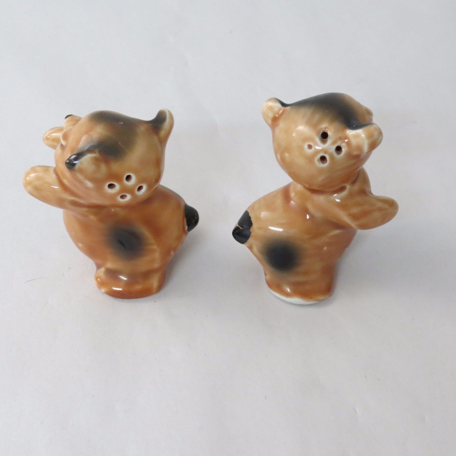 VINTAGE VANTELLINGEN BEAR HUG - HUGGING BROWN BEAR SALT AND PEPPER SHAKERS