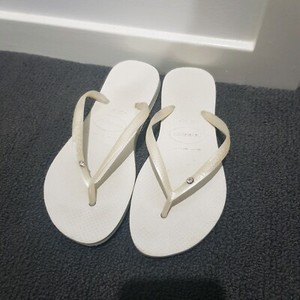 black havaianas with diamond