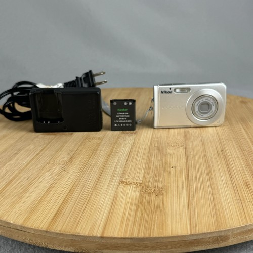 Nikon COOLPIX S202 8.1MP Digital Camera W/Battery and