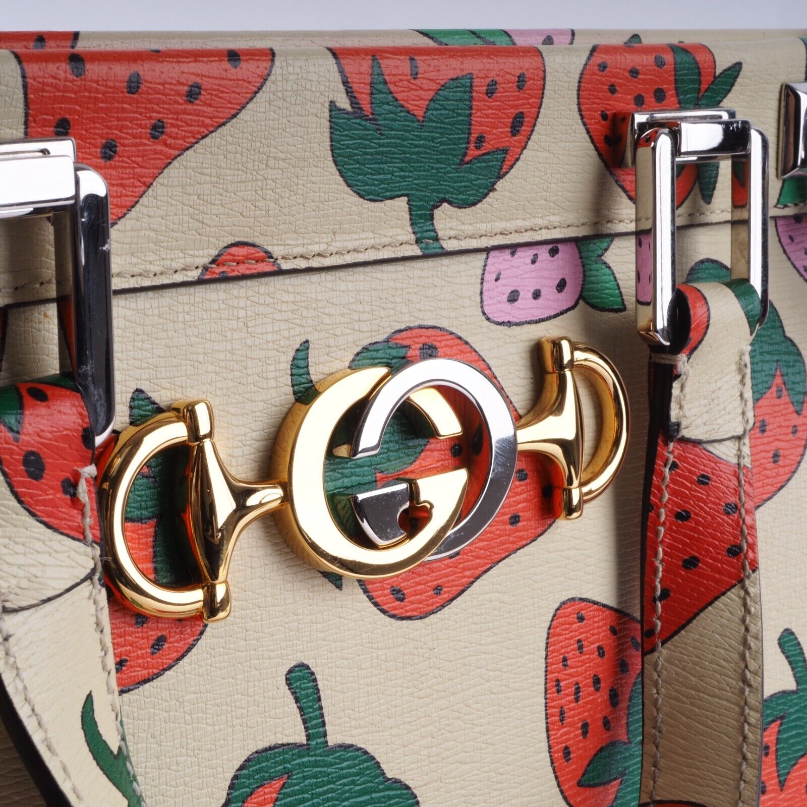 GUCCI Zumi Top Handle Medium Strawberry Print Limited 564714 GUCCI Zumi Top Handle Medium Strawberry Print Limited 564714