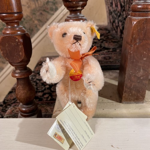 Historic Steiff Minitures 木製ドールハウス シュタイフ A STEIFF `HISTORIC STEIFF MINIATURES` DISPLAY CASE