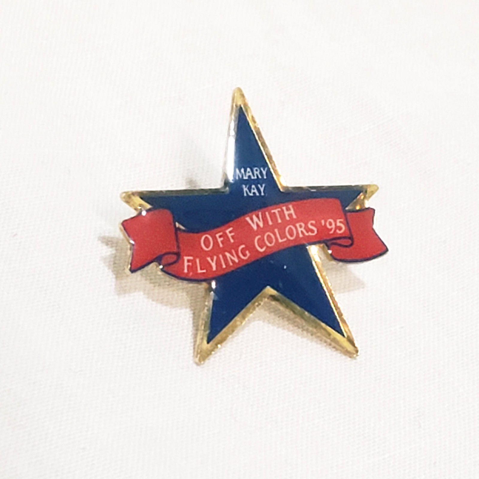 Mary Kay Off with Flying Colors Star Award 1995 Lapel Pin  3/4...