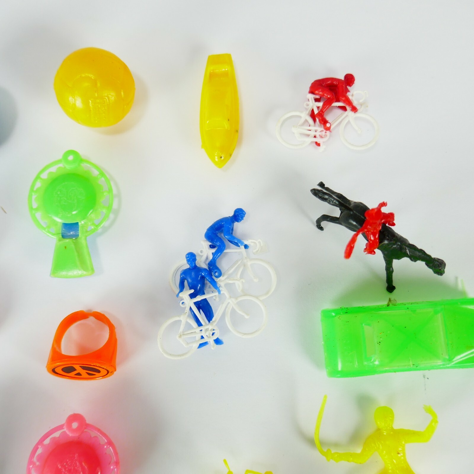 LOT 30 VTG CRACKER JACK GUMBALL MACHINE PRIZES CHARMS Cereal TOYS Hong Kong