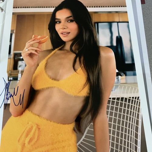 Hailee Steinfeld Signed Glossy 8x10 Studio Photo reprint