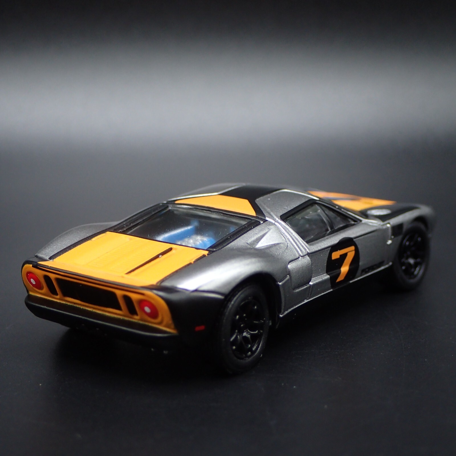2005-2006 FORD GT SUPER CAR 1:64 SCALE COLLECTIBLE DIORAMA DIECAST MODEL CAR