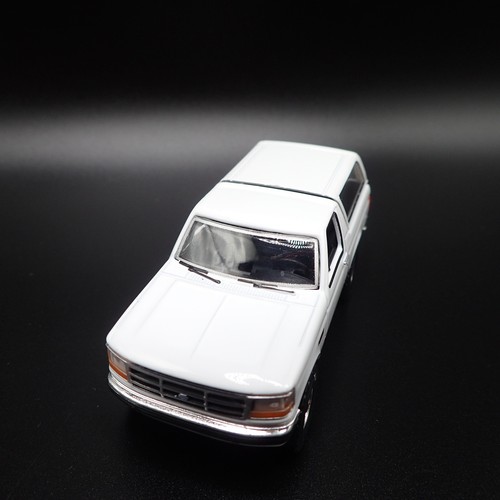 1993 93 FORD BRONCO XLT WHITE 1:64 SCALE COLLECTIBLE DIORAMA DIECAST MODEL CAR 1993 93 FORD BRONCO XLT WHITE 1:64 SCALE COLLECTIBLE DIORAMA DIECAST MODEL CAR