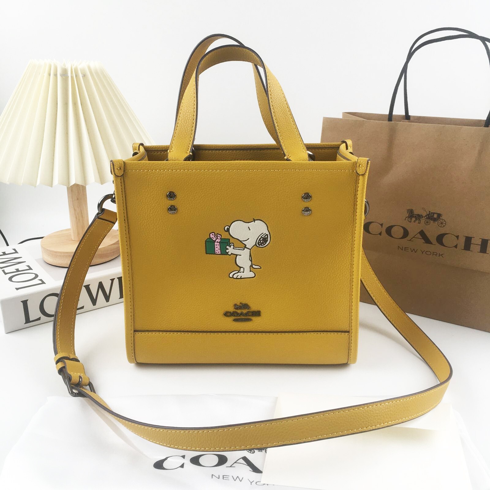 発送は8/4★COACH×PEANUTSバッグ★ COACH x PEANUTS Dempsey Tote 22 Snoopy gift motif 2way bag