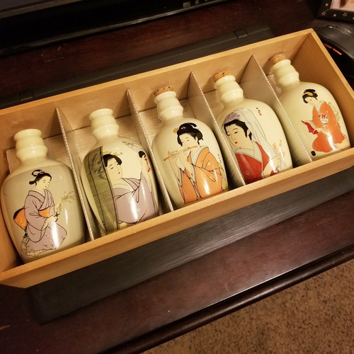 Set of 5 Vintage Japanese Geisha Sake bottles in paulina wood case