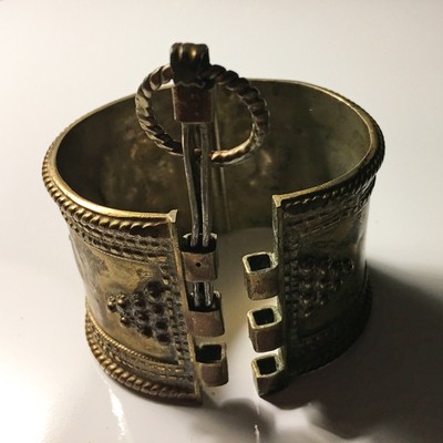 17th - 19th century – Locking hinged brass cuff bracelet