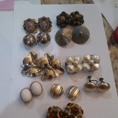 VINTAGE 10 PAIRS OF CLIP EARRINGS ALL DIFFERENT SHAPE SIZES COLORS