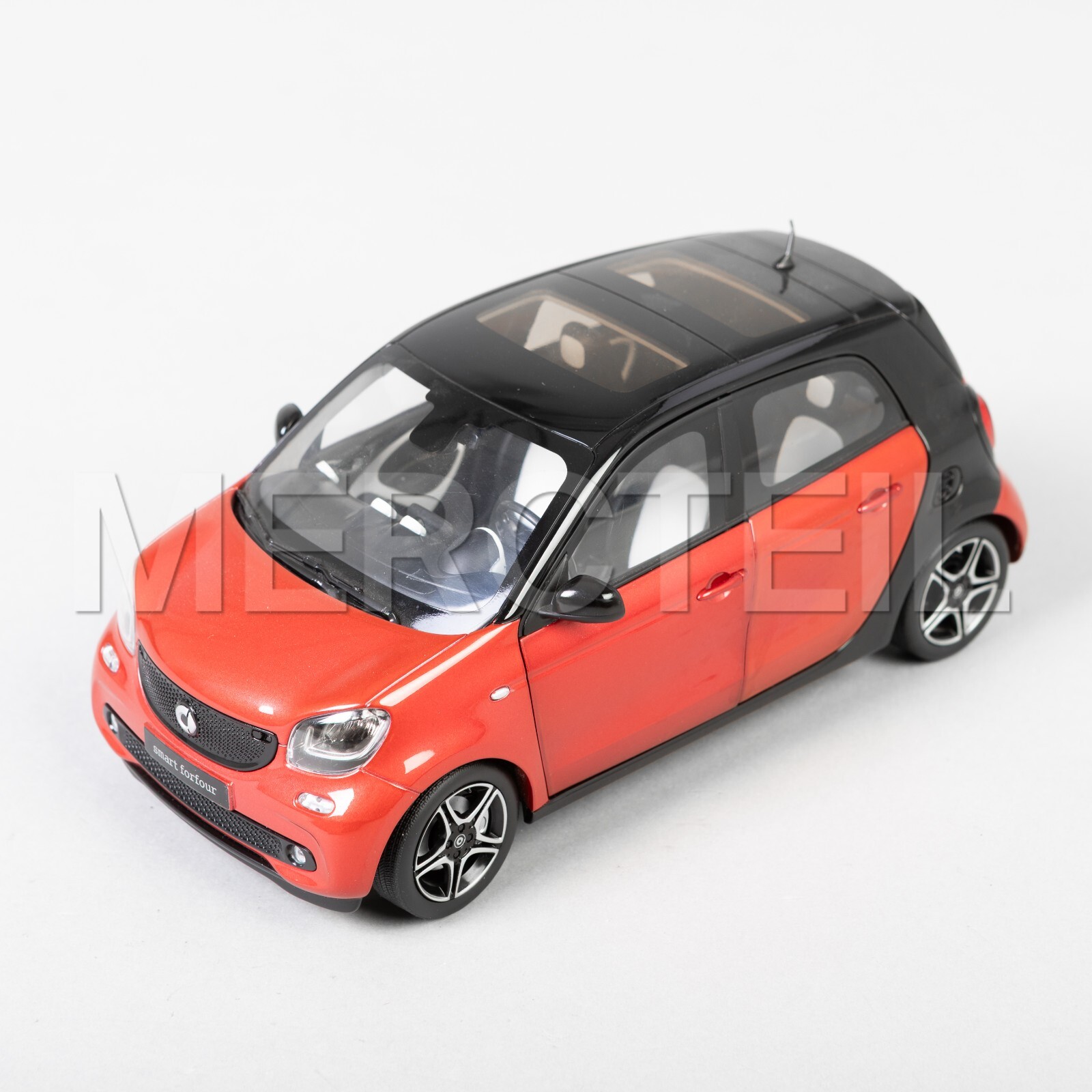 smart forfour ミニカー　1／18スケール 1:18 scale Genuine SMART Forfour Red W453 model from NOREV