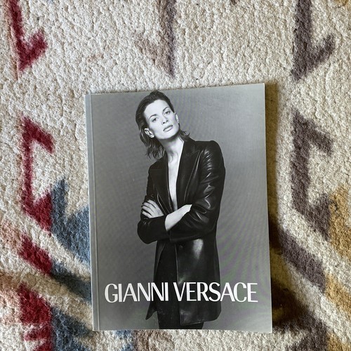 Gianni Versace カタログ　1997女性 Gianni Versace カタログ 1997女性 Gianni Versace カタログ