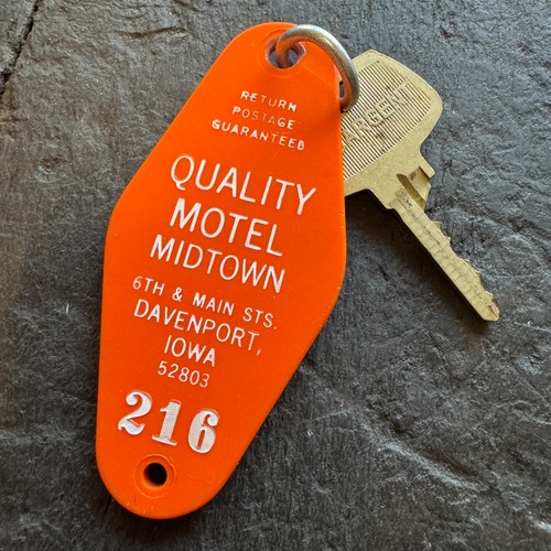 Vtg Quality Motel Midtown / Hotel Key w/ Fob - Davenport, Iowa - IA