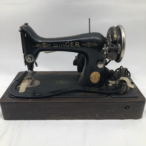 SINGER 1925 Vintage Sewing Machine with Bent Wood Cover and Base