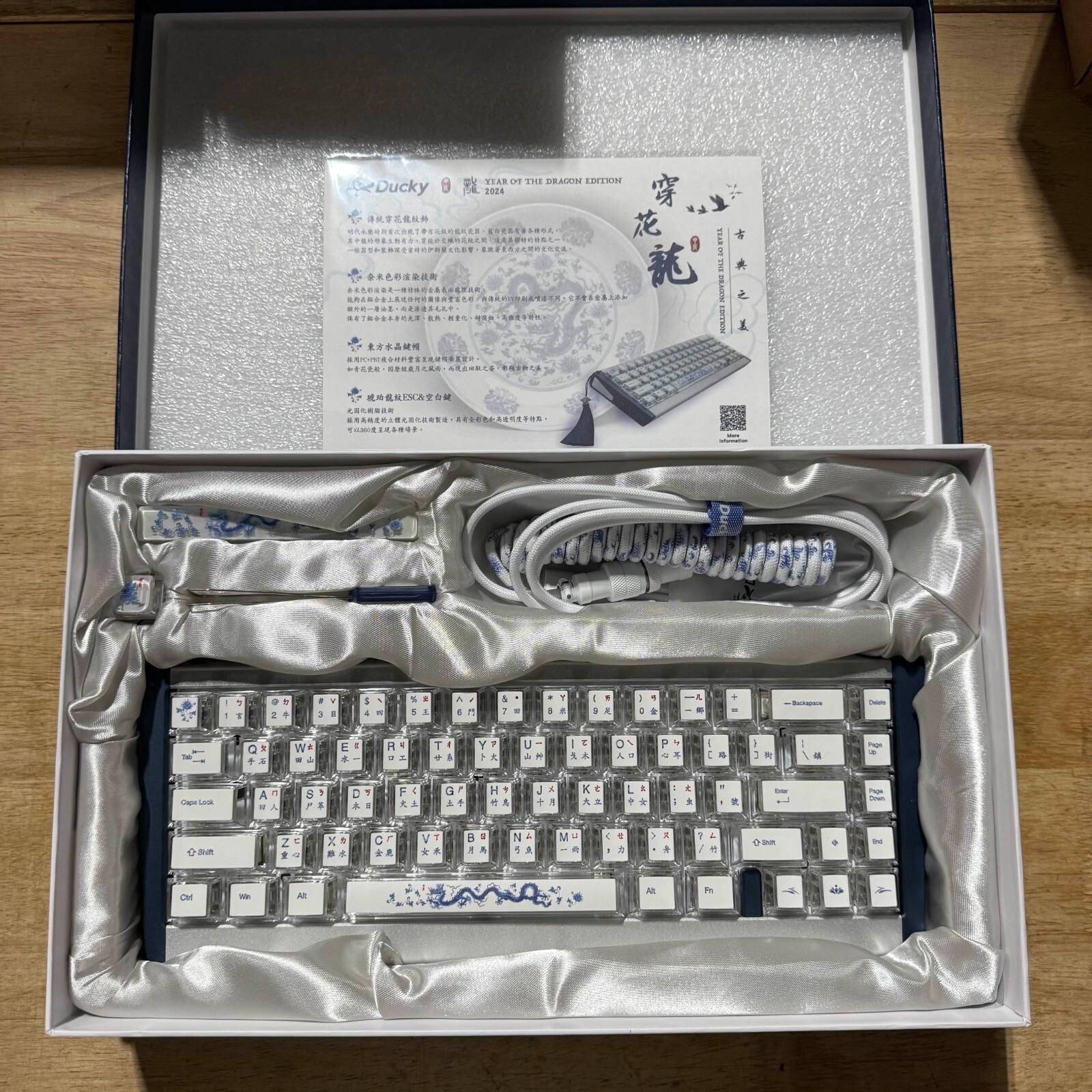 Clicks Keyboard for Roar (2024) 青 Clicks Keyboard case transforms the Motorola Razr flip