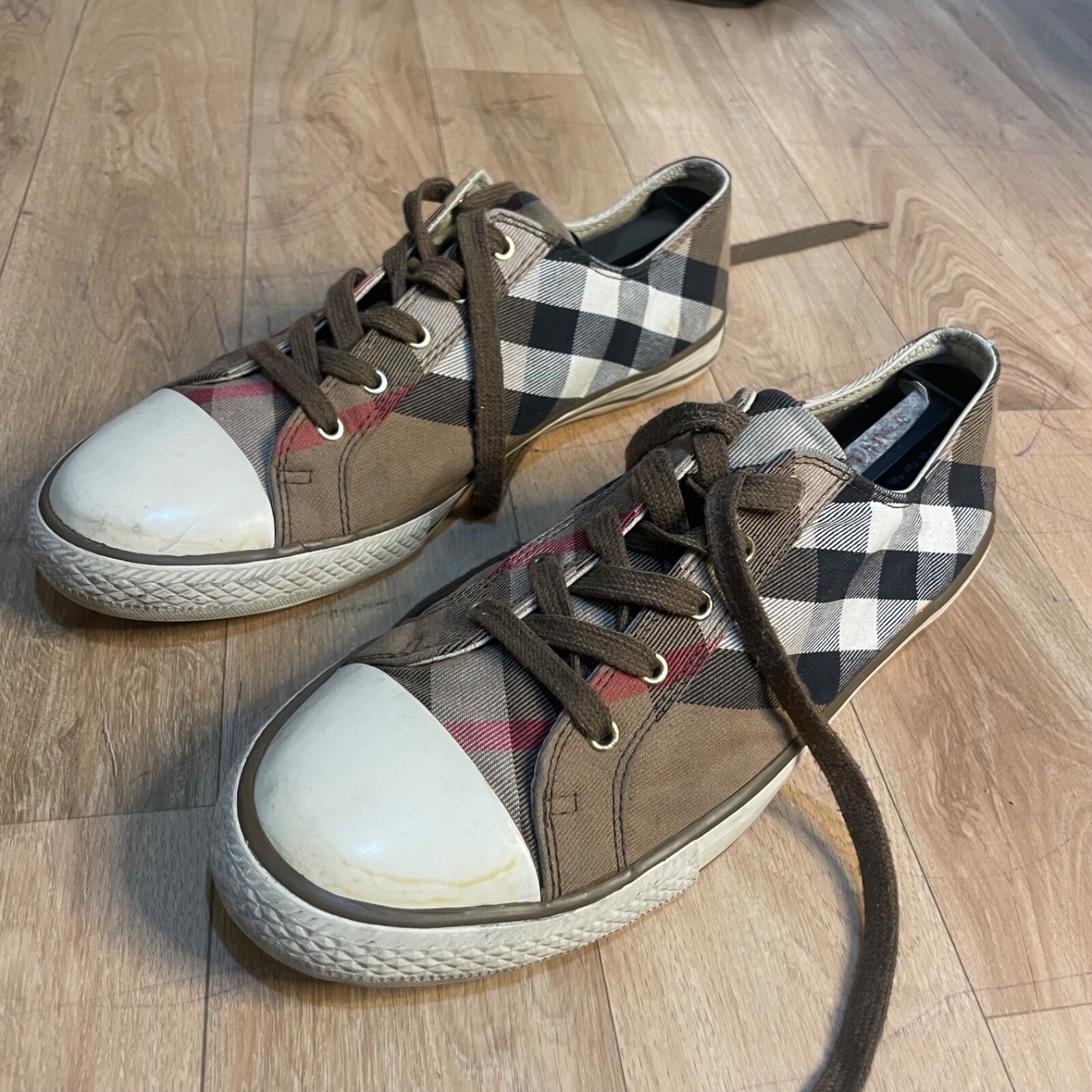スニーカー Burberry Embroidered canvas sneakers $_57.PNG?set_id=880000500F
