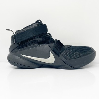 

Nike Boys Lebron Soldier IX 776471-001 Черные баскетбольные кроссовки, размер 4Y, Черный, Lebron Soldier IX