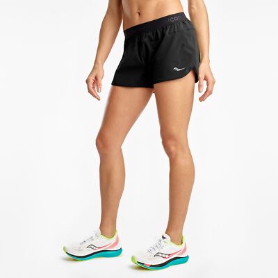 

Короткая черная -одежда Saucony для женщин Outpace 2,5 дюйма с разрезом, Черный
