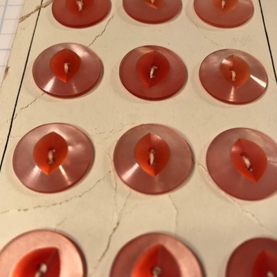 T143 VTG Antique Buttons On Original Card 3/4