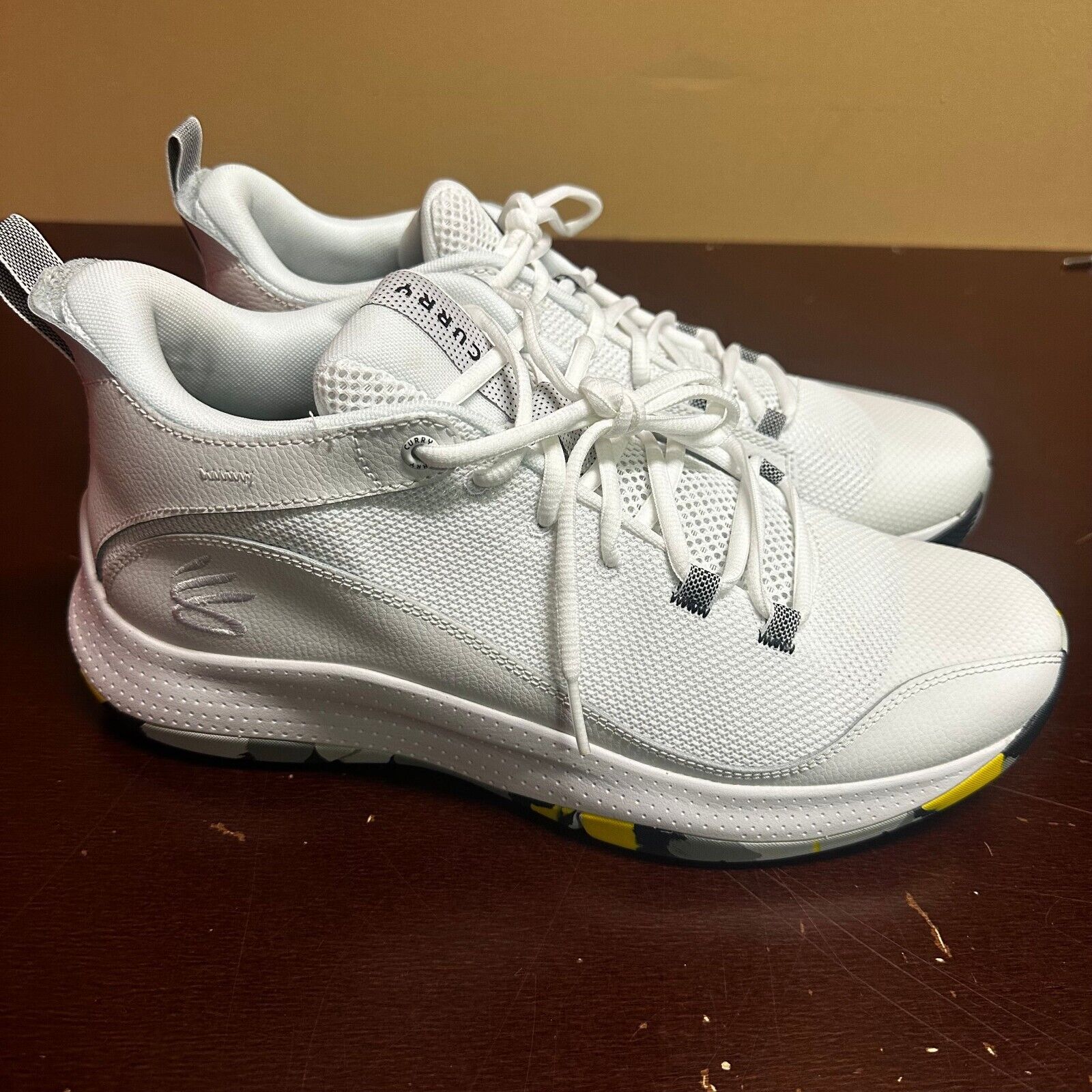 Under Armour Mens White 3Z5 Curry 3023087-105 Basketball Shoes Size US 11.5 Under Armour Mens White 3Z5 Curry 3023087-105 Basketball Shoes Size US 11.5