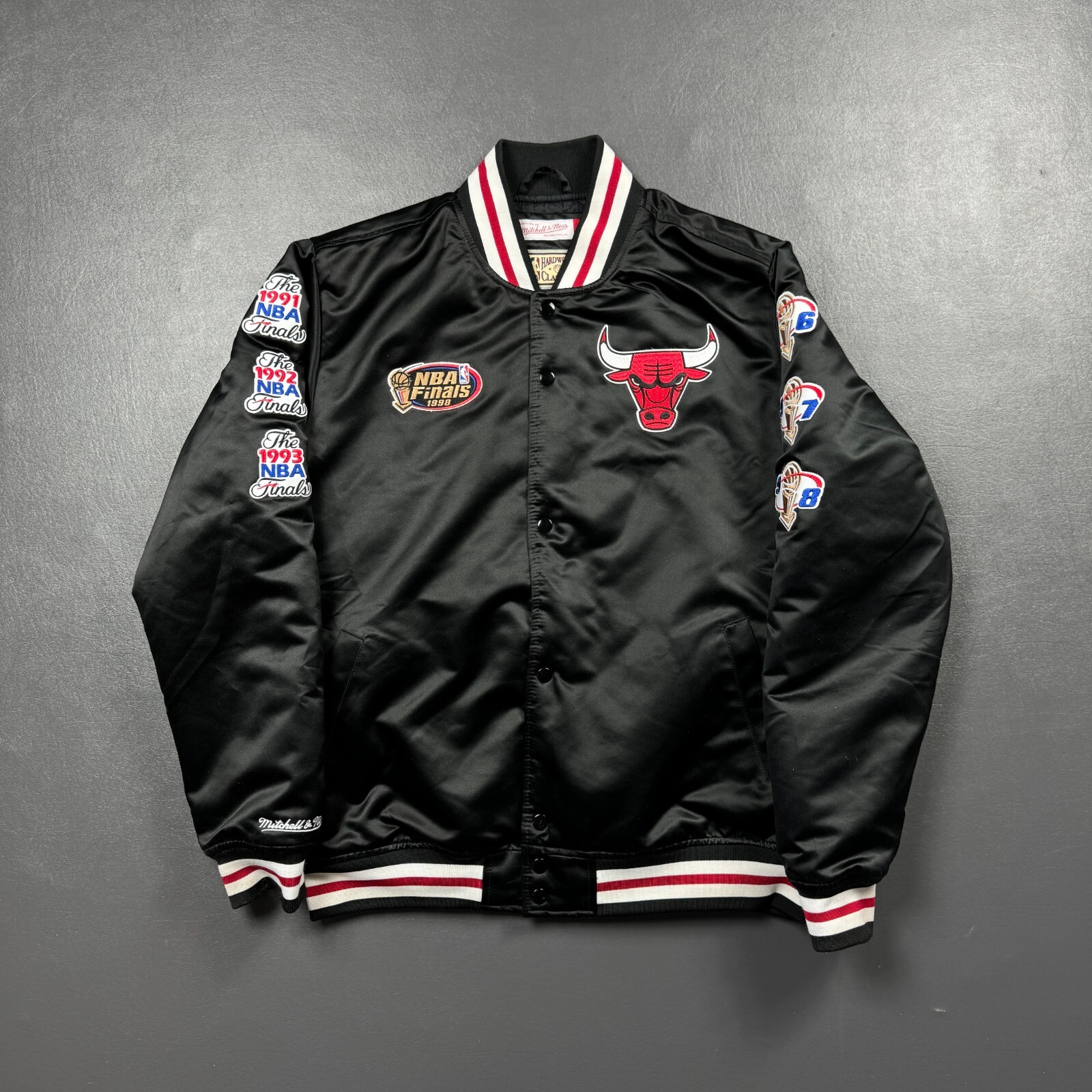 シカゴブルズ　Mitchell&Ness ジャケット Chicago Bulls Mitchell & Ness MVP Satin Jacket – Official