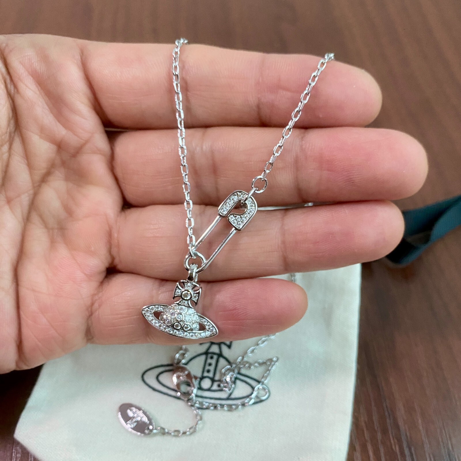 E*1様 [VivienneWestwood]LucrecePendantNec Vivienne Westwood Silver Orb Safety Pin Lucrece Pendant