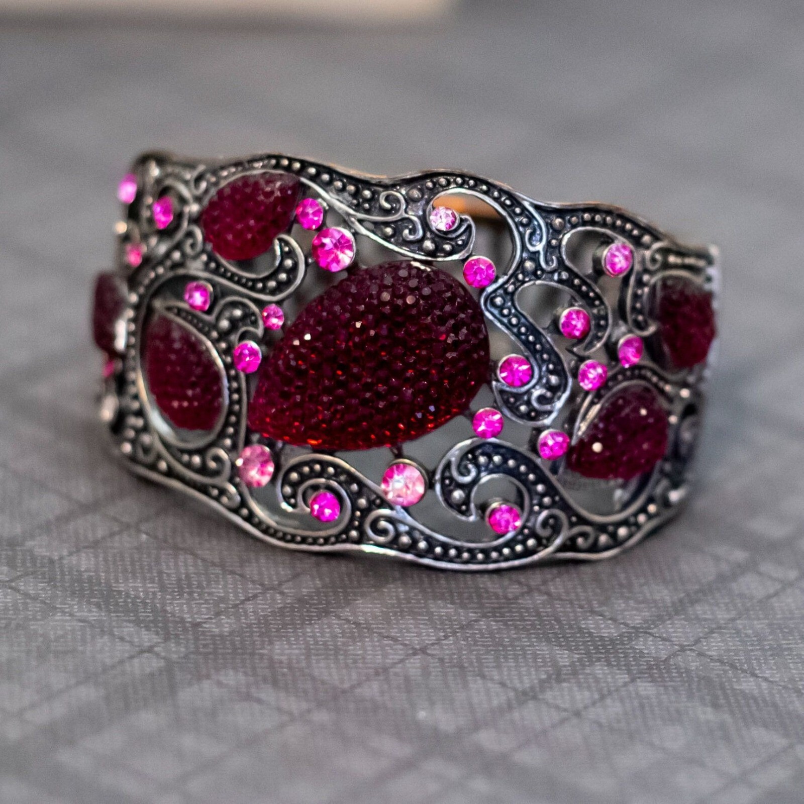 【美品】HYSTERIC GLAMOUR Message Bangle AWSR 7 inch, Vintage Pink Faux Gems SIlver Tone Wavy Abstract