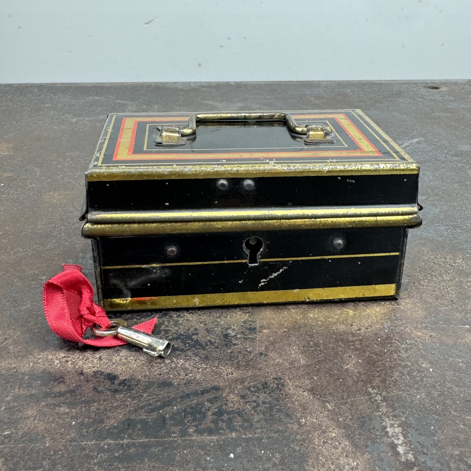 Vtg Locking English Make Tin Hinged Lid Trinket Cash Box w/ Key