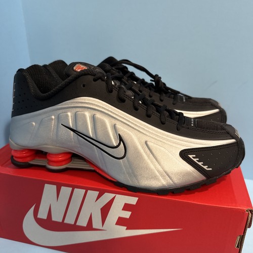 Nike★(W) Nike Shox R4 Black 2024★送料・関税込★ Nike ☆ (W) Shox R4 Black 2024 (Nike/スニーカー) 105788704