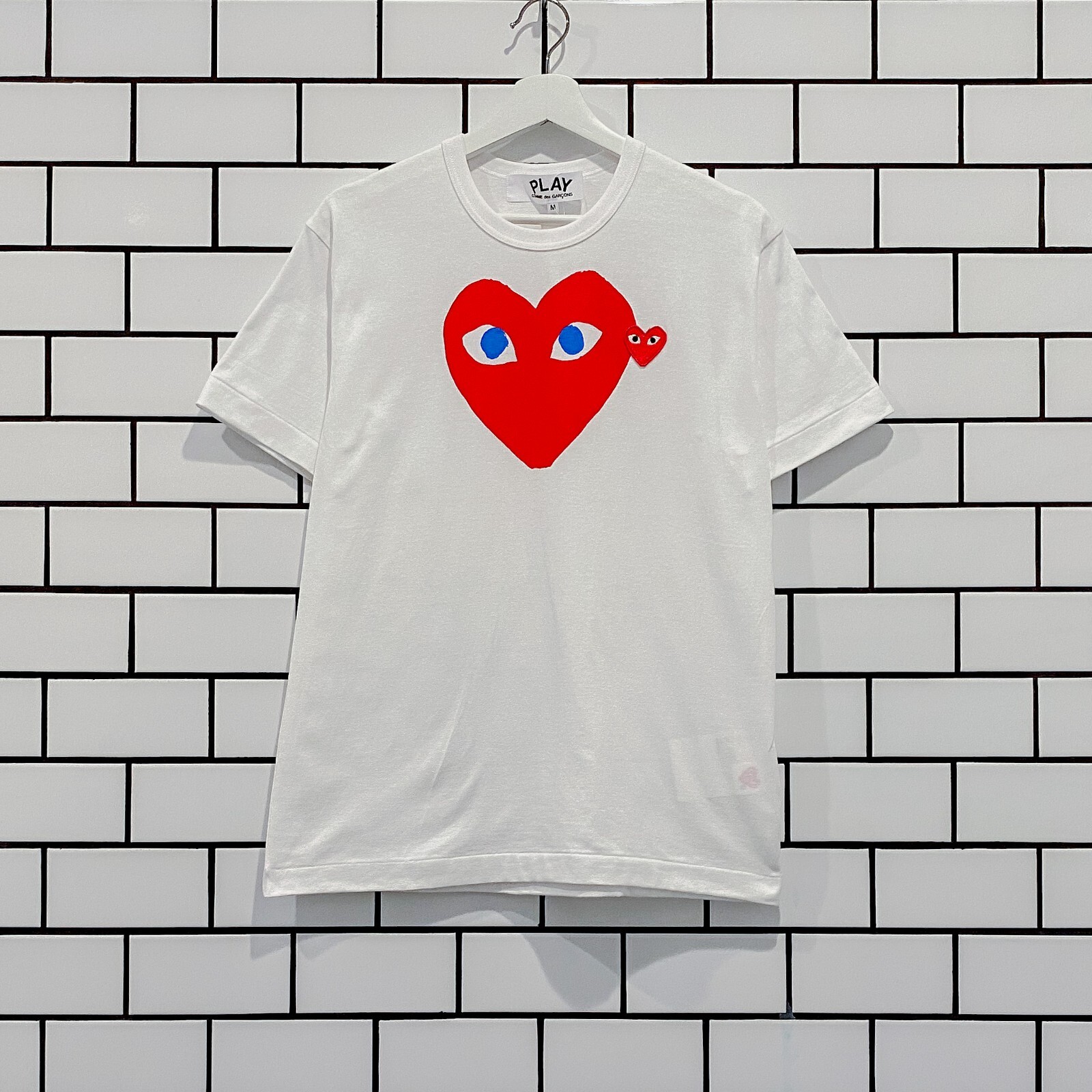 COMME DES GARCONS CDG PLAY RED HEART WITH BLUE EYES TEE AZ COMME DES GARCONS CDG PLAY RED HEART WITH BLUE EYES TEE AZ