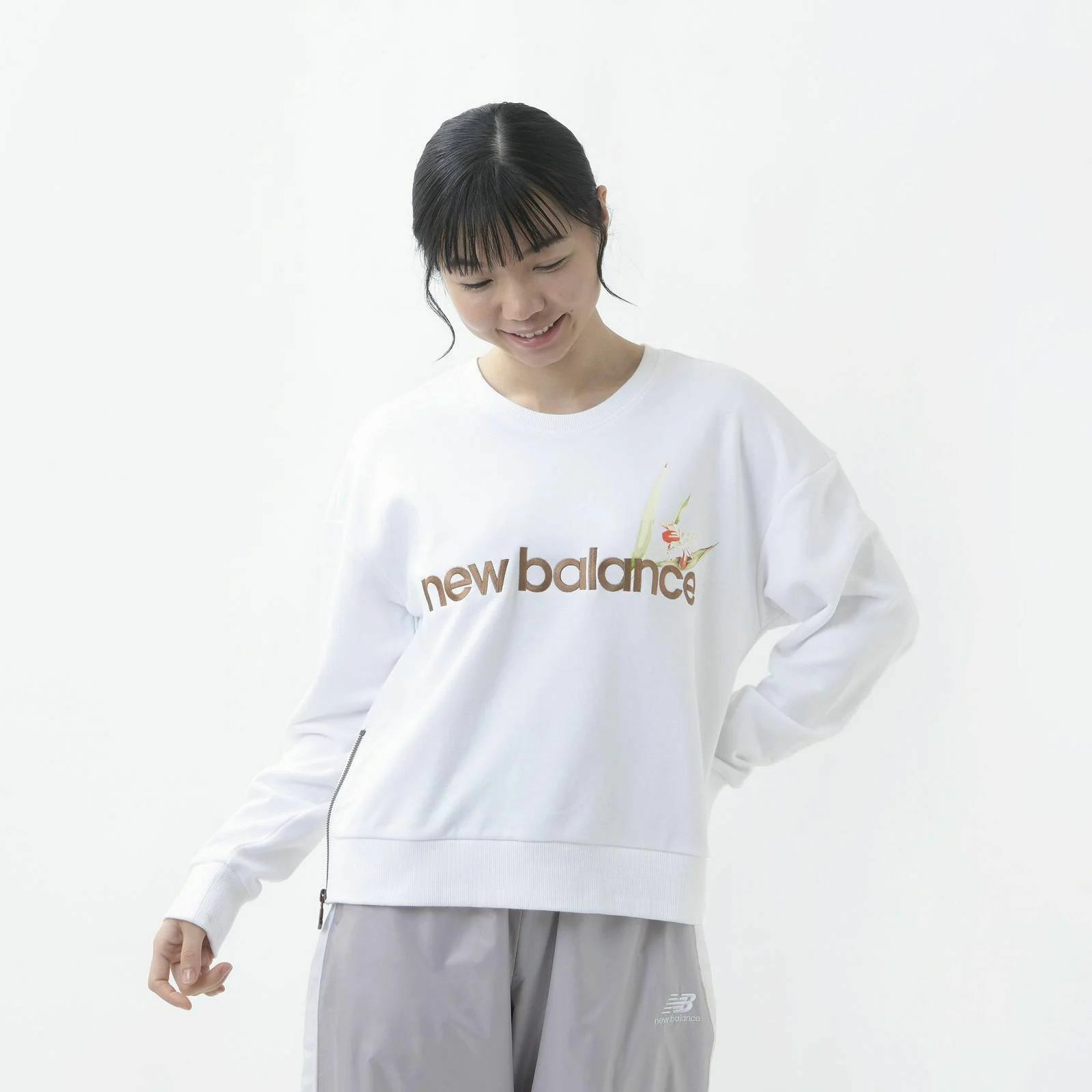 

Белая женская спортивная одежда с круглым вырезом New Balance Essentials из ботанического флиса с круглым вырезом, Белый