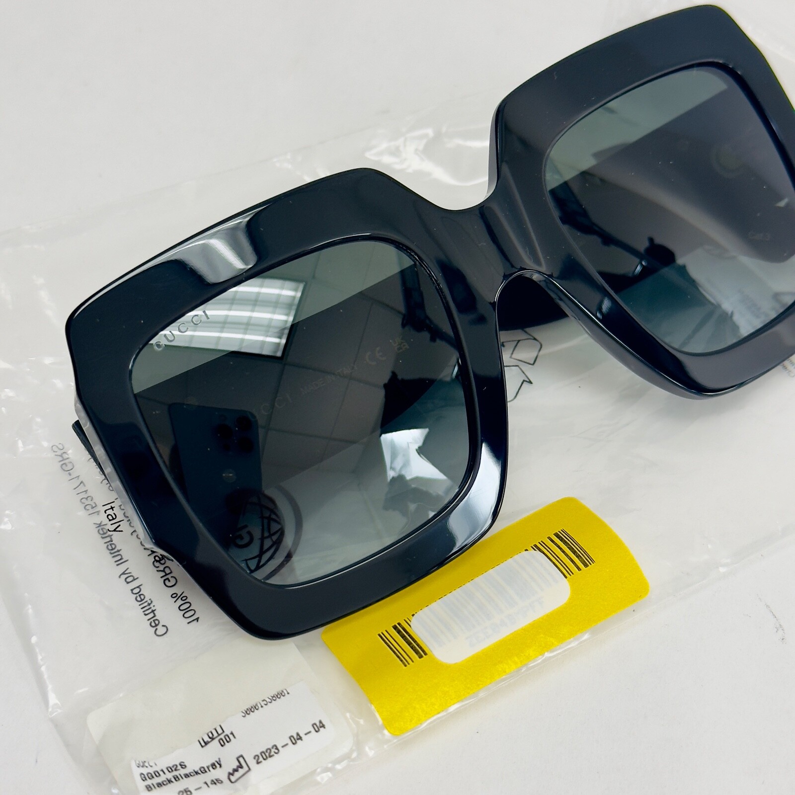 Pre-owned Gucci Glitter 0102 Oversized Rectangular Black Rubber Sunglasses Gg0102s 001 In Gray