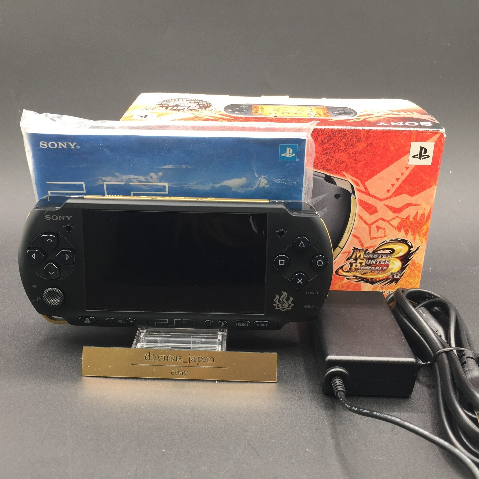 PSP本体、充電器、カセット7つ PSP本体、充電器、カセット7つ PSP本体、