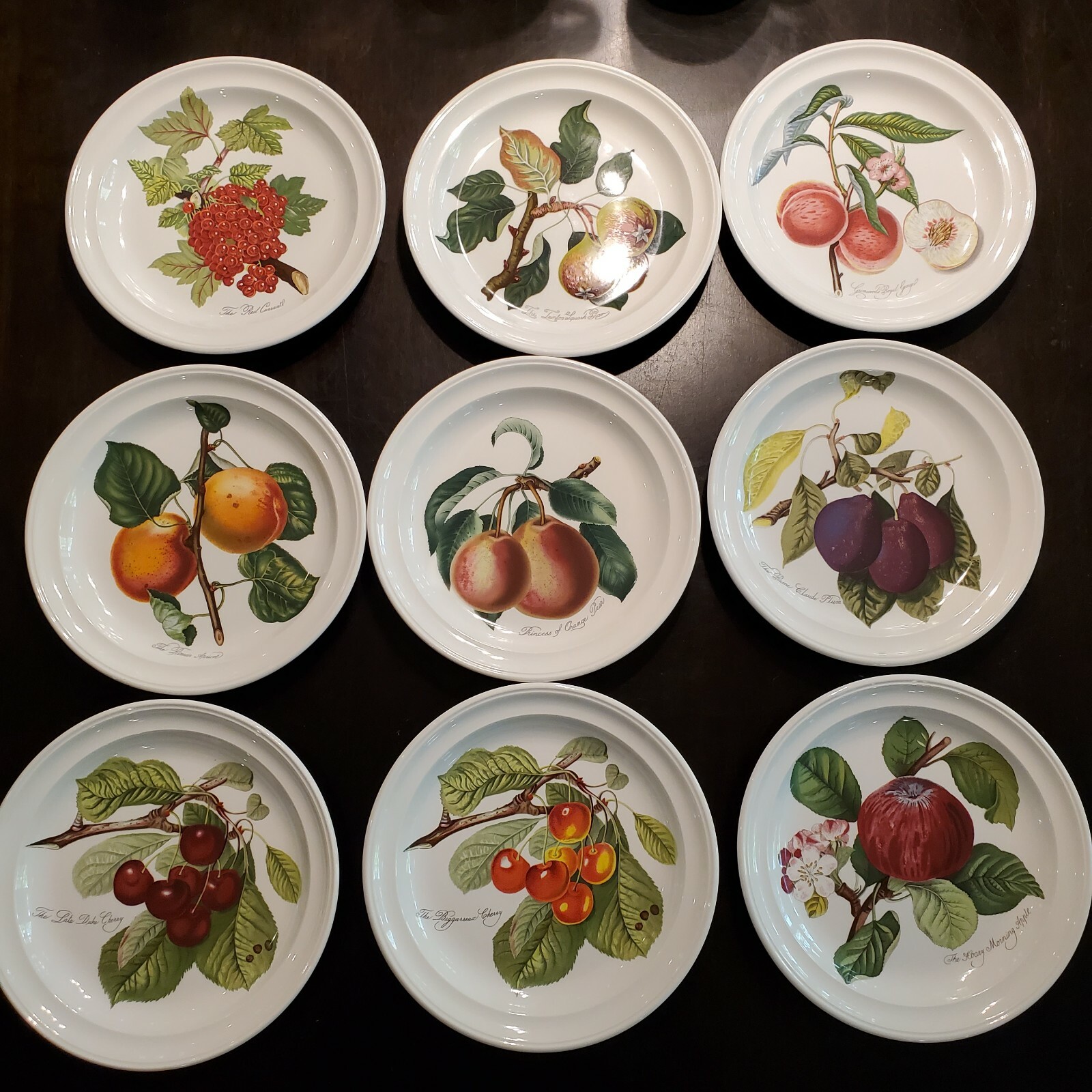 There aren t apples on the plates