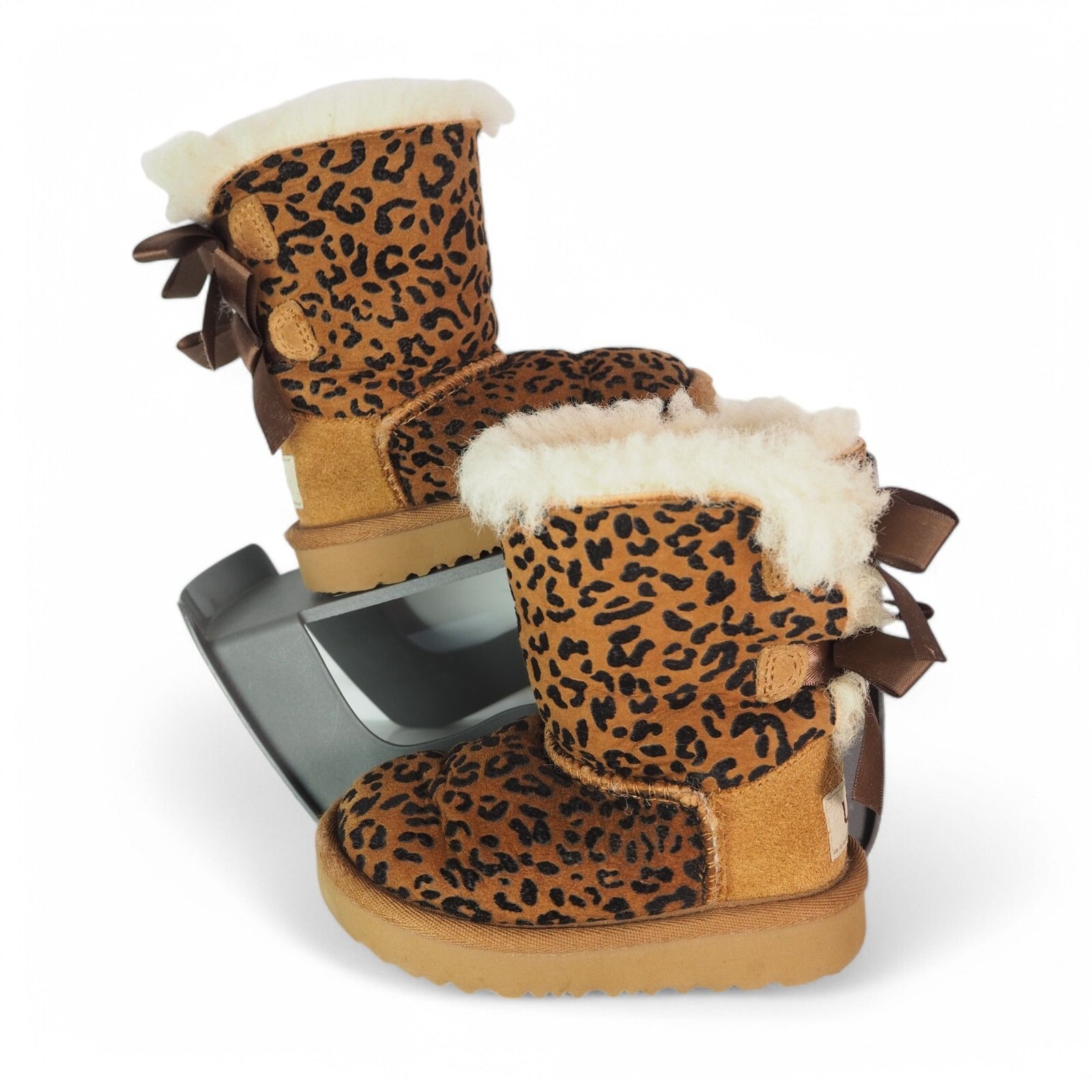 【UGG 】W BAILEY BOW LEOPARD Mini Bailey Bow Leopard Boot | UGG®