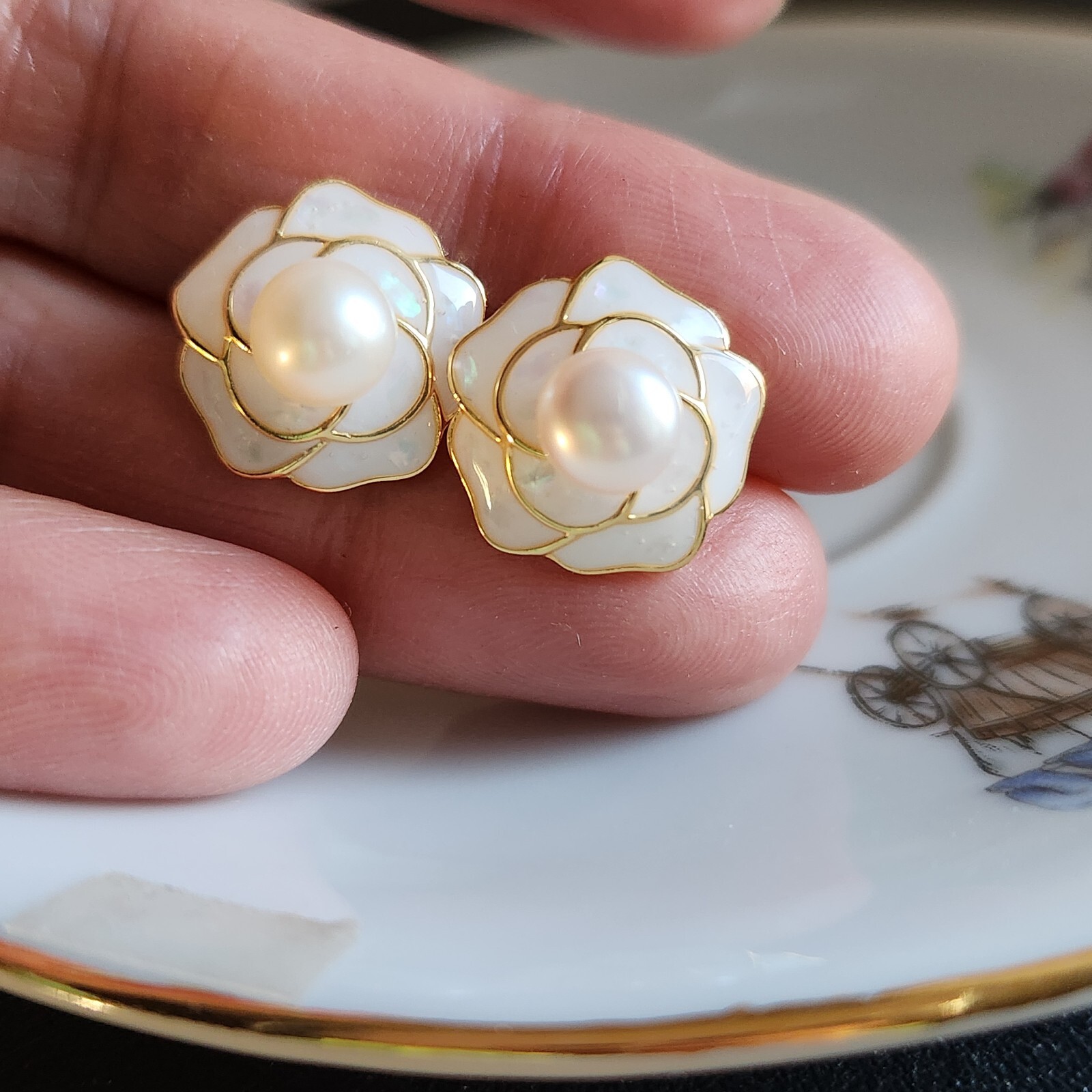 Natural 6mmPearl Mother-of- Pearl Flower Stud Earrings 14k Yellow Gold in Silver