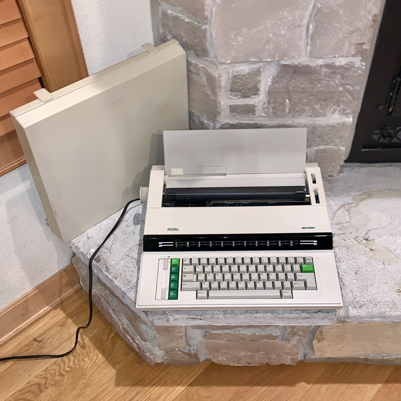 Royal typewriter photos of Royal Alpha 600 by year then serial number