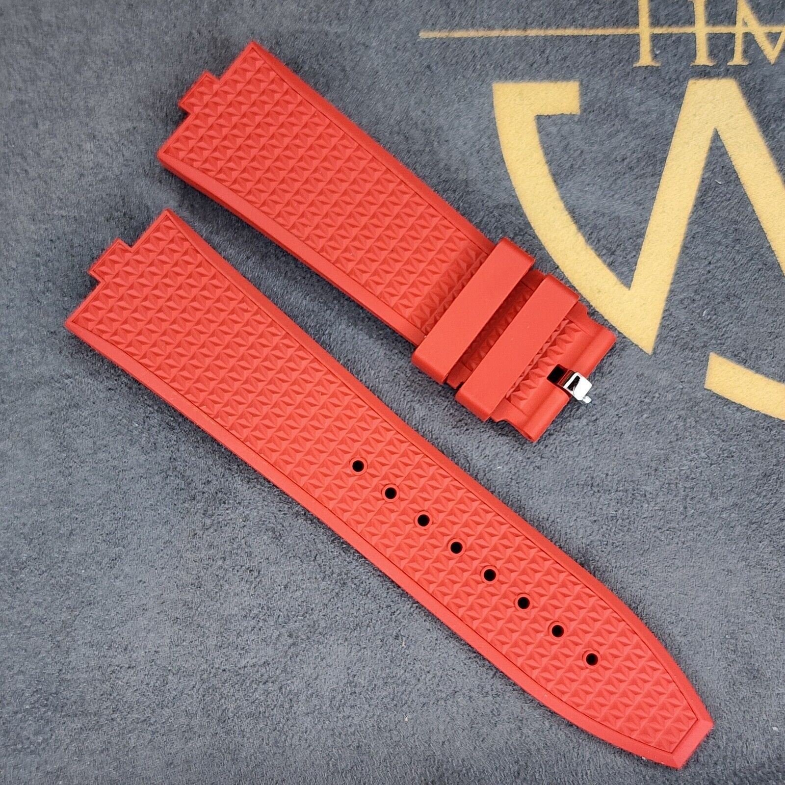 MINT VACHERON CONSTANTIN RED RUBBER STRAP OVERSEAS 4500V MINT VACHERON CONSTANTIN RED RUBBER STRAP OVERSEAS 4500V