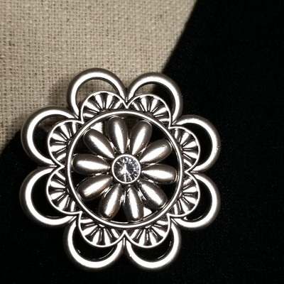 PRETTY GRACE ADELE SILVER TONE FLORAL PURSE / SCARF CLIP